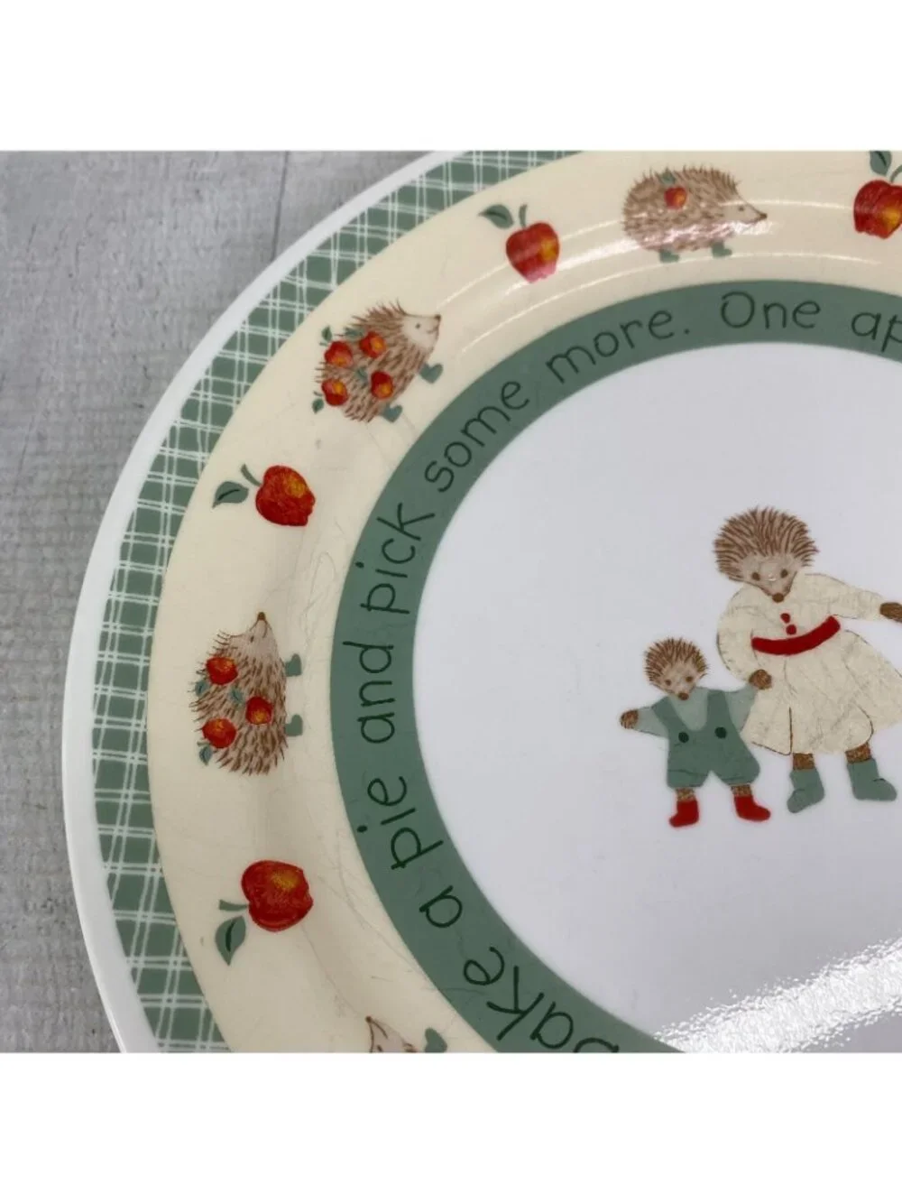 Corelle Red APPLE Hedgehog Break Chip Resistant Green Woven Lunch Plates Set 4